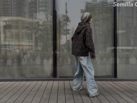你是否还在为滑板入门而发愁,一条视频教会如何流畅的入门滑行! 从0开始学滑板,一条视频教会你,从如何确定自己的脚位到流畅的滑行刹车,希望你不再为买了滑板而不会滑,而发愁,千字细节讲解,助力你成功入门滑板,迈入“滑手”行列的第一步!快来叫上你的好友一起学习,让你的滑板不再吃灰!@Semilla🌱 #滑板 #skateboard #滑板教学 #青年创作者成长计划#semllia