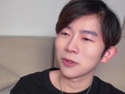 还记得他吗?终于要发专辑了|Reaction 当年在好声音以一首《Simon》被大家熟知的周菲戈,即将发行首张原创专辑,目前已经上线了两首歌。第一首《大开杀戒》是一首融合了国风元素的流行作品,以打蚊子为灵感,却做得颇有武侠气息。而第二首《被月光晒伤的人》则是一首不落俗套的抒情,MV更是选择了One Take现场录制。这首歌不仅展现了他依旧纯熟的唱功,更看到了他在创作与歌曲演绎上的进步——不是单纯的机能展示,而是有了随性而至的人味。和我一起来听听他的“进化”之作。#抖音音乐客厅 #周菲戈 #新专辑 #乐评 #reaction