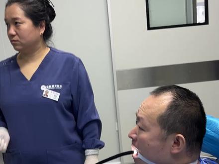 我给自己做胃镜的视频。感受:喝完利多卡因以后口咽都会被短暂的麻醉,有怪怪的感觉,会想吐。五六分钟以后感觉会好的。进镜过程需要完全放松,咽后壁这些地方碰触容易诱发呕吐反射,坚持一下,进去以后有种压迫感,直到结束,一直要放松和坚持。胃里没有难受。