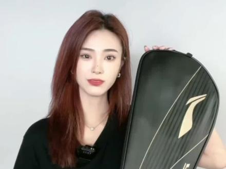 高手专用羽毛球拍,李宁突袭9。#羽毛球装备 #打羽毛球女生 #李宁 #突袭9 #羽毛球拍