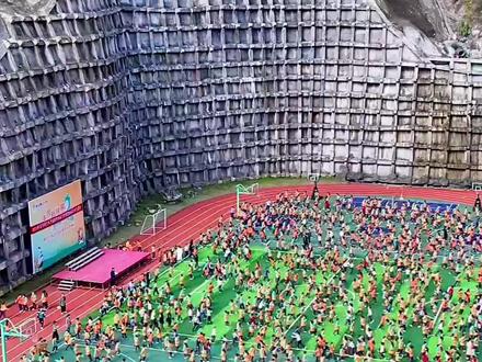 山城“向天要地”,重庆一小学因受地形限制,将运动操场设在楼顶! #8d魔幻山城重庆 #重庆dou知道