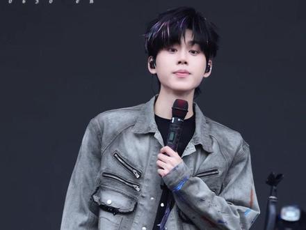 收旗part“肯定会下去拿的 下次我们还要在演唱会上展示!”人无完人 做不到人人都满意 但是对我来说你已经做的很棒了!每次见面我们都很幸福!#en王翊恩 #王翊恩巡演北京站 @en王翊恩 @en#太湖湾音乐节