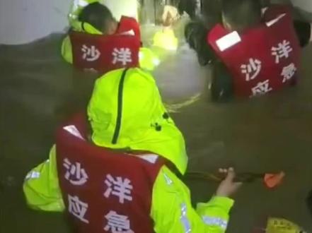 5月18日凌晨一点,湖北沙洋突降暴雨
纪山镇一处民房积水暴涨,一名七十八岁独居老人被困家中,暴雨夜生死营救!沙洋民警凌晨涉水破门,救出被困积水家中独居老人❤️风雨无阻,向险而行,致敬每一位守护平安的逆行者! #暴雨救援 #民警暖心救援 #独居老人守护 #最美逆行者#湖北正能量