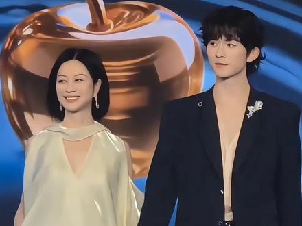 2026微短剧红毯:倪虹洁“意外”成焦点,CP互动与跨界主持皆精彩