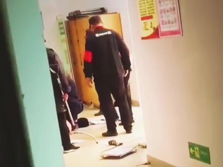 2月26日,广东广州。网传一男生因进女生宿舍睡觉被发现,被锁在女寝楼下后砸东西,被抓时大喊“我爸是干部”。有报道称,该男生被锁期间有打砸东西,后续保安警卫人员拿来防暴盾,将该男生送到派出所。对此,涉事学生广东华商技工学校学生处一名副处长表示,网传情况不实,该男生心理有问题,在路上对女生“讲不文明的话”被带到该楼层的值班室处置。他还称该男生并非该校技校学生,是“学院”的学生。针对该男生大喊“我爸是干部”,该副处长表示,他父亲不是领导干部。