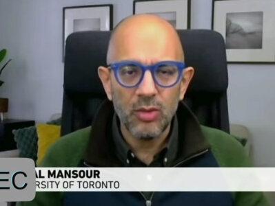 2025年11月11日,叙利亚总统艾哈迈德·沙拉阿访问白宫,与美国总统特朗普会晤后,叙利亚宣布加入美国主导的国际反IS联盟。这标志着美叙关系从13年断交到正式合作的重大转折。
沙拉阿的经历充满戏剧性:几个月前他还是美国通缉的恐怖组织“解放沙姆委员会”领导人。今年初,该组织推翻巴沙尔·阿萨德政权,沙拉阿成为临时总统。随后美国撤销对他的制裁并将他从恐怖名单中除名。
白宫表示,美叙合作的前提包括:
•打击叙境内极端势力;
•推动与以色列关系正常化;
•遏制人权侵犯。
不过,沙拉阿上台后,叙利亚多地爆发宗派冲突。尽管他承诺惩处暴行责任人,但国际社会仍在观望。
这是沙拉阿与特朗普的第三次会面。特朗普称他是“年轻、有魅力的战士”,并表示相信沙拉阿能让叙利亚“成功”。
分析人士认为,这次合作可能重塑中东格局。如果沙拉阿能落实去极端化与包容治理,他或将赢得国际援助;若宗派冲突恶化,美叙关系可能再次破裂。
一名白宫官员总结道:“这是一场高风险的赌注,但总统相信,只有强人才能带来稳定。”
#美国#叙利亚#以色列 #哈以战争