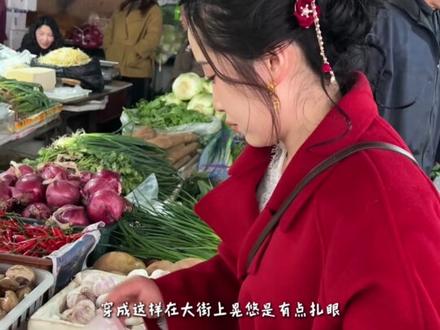 这场风波四起的订婚宴,已然成为我此生的遗憾,选择提前在西安拍预制订婚照,竟然成为了我在整个事件中最正确的决定。一直以来,我所认为的订婚宴,本应该是两家至亲团聚一桌,吃饭聊天,共同见证一对新人开启新篇章这一幸福时刻。可实际却成为了一场误会种种、劳劳碌碌,矛盾激增的“批判盛会”。无人关心是因何事而聚,无人关心这场盛会的主角是谁,无人在意主角们开不开心。。其实,自始至终,我都知道回老家订婚可能局面不能由我完全掌控,因为无论是我的家庭本身还是当地文化习俗,稍有不慎,都会滋生出各种各样的小问题,于是我也主动摈弃掉一些本该属于我俩的年轻的、新式的一些环节,比如去县城做装造,找跟拍等等,我想腾出来时间也必须腾出时间去走他们所谓的”流程“。我想既然回去了,就好好的配合完成。 毕竟我俩是异地恋,家里的很多长辈,甚至父母见对象都很少,所以我还是抱着一丝侥幸心里选择回家办,且在这之前,关于彩礼、三金、房、车、等最核心的问题在我和小马的筹划下都进行的非常顺利,以及我俩安排双方父母五一时在苏州的第一次见面,都近乎完美。我想这一次,回家也就那几天,应该不会出太大的问题。我提前回家和家人忙忙碌碌又小心翼翼去推进整个流程进行,可没想到,最后的最后,在最关键的时刻,还是崩了。当怒火燃起的那一刻,一切的努力,都灰飞烟灭。我们顷刻间被标榜上了种种负面的印记,或许那天在场的所有人都这么觉得吧,当然我也承认,作为晚辈的我们,是有冲动与过错之处,在这里,向在场的各位道歉。仔细想想,其实我谁也不怪,我只能说,这是接受了现代教育的我们,与传统家庭精神上的、思想上的决堤,我曾预想过,就以我的个性,必然也会与家族有一场“大战”,,只是无奈,惋惜,遗憾,在如此不合时宜的时机燃起了烈火。将本该开心的日子搞得一团乱遭。虽然一直在拍视频记录生活,但实际上人在真正幸福或者难过的时候,是根本没时间或者没心力举起手机记录的,因此原本答应大家的订婚vlog,也无奈变得残缺不堪,现在我已经回到西安的小家了,思考纠结了许久,还是决定把有拍到的部分发出来,剪辑的过程无疑也是难过的,但我觉得答应大家的事情我还是要做到,同时,如果能给姐妹们提供些思考,也是值得的,此外,向外输出对于我来说也是疗愈自己的一种方式。#订婚快乐 #订婚vlog #订婚是道坎 #碎碎念 #自我成长