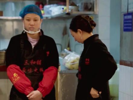 女性在职场可以被要求化妆的前提是..
1.公司提供全套化妆品
2.公司提供上班时间的化妆培训
3.女性员工抵达公司后用上班时间化妆
#上班化妆 #餐饮创业 #餐饮行业的女人