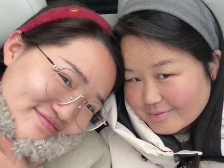 大美和小美见面 一定不一般 俩臭美的人聚一块真的好开心。做眉毛喽,看看好看吗?@柘城纹眉--静静(预约制) #姐妹 #臭美 #日常分享