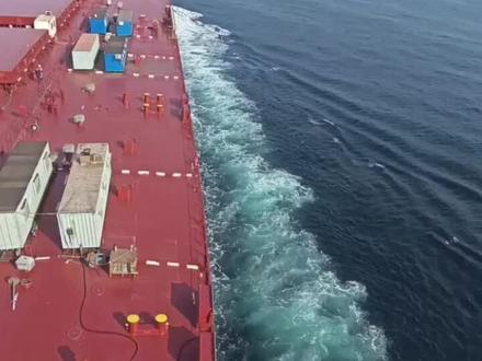 32.5万吨级的远洋矿砂船,船舶的总长是340米,型宽62米。船舶的经济航速是13节,服务航速14.6节,续航能力达25500海里。