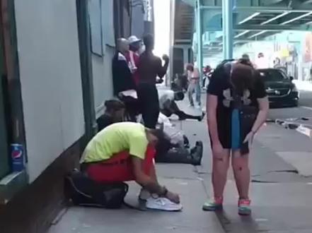 特朗普举着照片,对哭泣的母亲承诺:我相信中国会执行死刑的