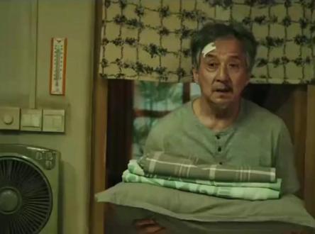 带父母看成龙的《过家家》后劲儿太大了! 原来现在琐碎平安的每一天,都是未来最珍贵的回忆!#成龙 #电影过家家 #影娱热点团 #亲情 #治愈