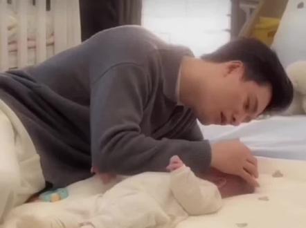 从这段视频里,仿佛看到了@王皓祯 未来作为爸爸的模样:他会是一个温柔细腻,充满安全感,有趣又有爱的,一个把孩子捧在手心、把爱藏在细节里的好爸爸