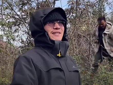 #凤观NEWS 近日,湖南张家界,“要做荒野求生最优雅精致的男人”,来自安徽亳州的选手孙高因太干净出圈,靠自创的续命三件套“梨子猕猴桃配山药”已坚持超36天,打破无火生存记录。#荒野求生 #无火生存 #荒野道友