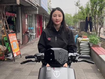 都说电动车电瓶剩余20%-30%就该充电了,那怎么判定电量还剩多少呢?今天一条视频给咱们补充清楚#电动车 #新国标电动车 #电动车知识分享 #电动车电池 #电动车电池保养