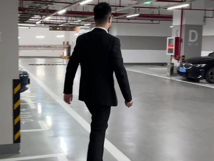 给我擦皮鞋!朋友让我试试这个变装 #给我擦皮鞋 #踩鞋变装 #听说这是男生都喜欢的动作 #变装前变装后