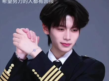 我终于知道为什么《溯》是团播引流神舞了,今天你空降团播在舞台上来来回回跳舞累的满头大汗喘气搭配这首音乐带来的破碎感真的很让人心疼@孙恩盛 #团播#孙恩盛