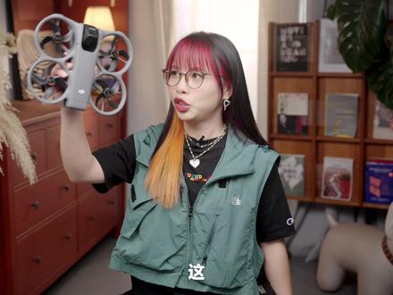 大疆新物种!全景无人机 Avata360 到底怎么样? 它,拥有Avata2的机身、全景相机的镜头、FPV 的眼镜、Mavic 的遥控器……以及单机不到三千的价格。欢迎收看《大疆传奇供应链大师的拼好机哲学之——Avata 360》。#硬核玩家计划 #大疆首款全景无人机正式发布 #无人机