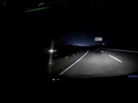 不同车辆在夜间行驶中要求关闭车灯的反应#领克 #特斯拉 #小米#汽车 #行车安全