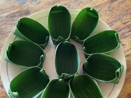 傣族餐桌上必不可少的芭蕉叶点缀,从蒸、煮、包烧都离不开芭蕉叶,离开芭蕉叶就缺少傣味,所以傣家房前屋后都种植芭蕉树#民间手艺