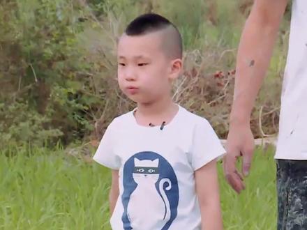 从死活不下泥潭,到如今主动下泥挖藕,看大竣如何战胜洁癖 #爸爸去哪儿 #林大竣 #洁癖