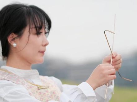 非遗风筝 |手工教程🌸🌿
【自己动手做一只传统非遗风筝】
🪁风筝是春风里属于中国人的浪漫
首先准备手工制作的材料:
🌿【材料】竹条、酒精灯、木工刀、钳子、仿丝绢布(或者真丝丝绢、有韧性的宣纸)、白乳胶或者手工胶水、布料剪刀、细面线、毛笔、金墨或者银墨、中国画颜料
传统非遗风筝技艺发展概括出风筝四艺,接下来给大家讲讲制作过程的四艺:
1️⃣风筝四艺之—「扎」
选三年以上竹子削条劈开,用木工刀把对劈开的竹条,削成0.3厘米左右的光滑细条。
酒精灯离三四厘米烤制竹条,烤成风筝骨架需要的形状。
准备好细棉线,用十字交叉法把竹条扎成风筝骨架。
2️⃣风筝四艺之—「糊」
绑好的交叉点用白乳胶再次固定。
剪裁出风筝形状的仿真丝布面,用胶水把风筝布面粘在骨架上。
3️⃣风筝四艺之—「绘」
用中国画颜料调制出颜色,在糊好的风筝面上用中国画晕染技法绘制。
这次的中国传统配色是中国传统色—洛神珠、天青色
调制出闪闪的珠光银墨,勾出风筝的细节银线。这一段步骤在传统非遗风筝技艺里叫“绘”
4️⃣风筝四艺之—「放」
拴上风筝线去户外春风中放飞风筝,这一步骤在传统风筝四艺里叫“放”
📷传统风筝在中国古代也叫纸鸢,这个春天穿上你美美的春装、新中式穿搭、汉服,一起来放风筝吧!
🌿在春风中放飞一只游来游去的锦鲤金鱼风筝~🐟
#风筝 #春天 #国风古韵 #手工 #非遗
