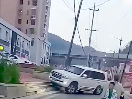 兰德酷路泽街头实测kdss悬架系统,轻松爬上四级台阶