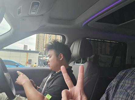 首开试驾小鹏GX太绝了,开放试驾第一天立刻来试驾小鹏GX,看看车车自己从车位出来,简直就是科技的魅力,还有电吸门,太高级了,销售小哥哥超级好,开车的时候没有拍视频,但是回来的时候开了一半坐后排去了,还体验了一番头等舱的感觉,这个车子太牛了。#小鹏汽车 #小鹏GX #小鹏GX全国门店开启试驾