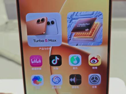 救命!红米Turbo5Max后背灯带也太会玩了吧💥
谁买手机还看“后背氛围感”啊?直到上手红米Turbo5Max的双环涡轮灯带,直接被这科技感拿捏得死死的!不仅颜值炸街,新功能还实用到哭,游戏党、潮人、强迫症都狂喜✨
🌈 8色自定义!后背就是移动氛围灯
这双环灯带真的长在审美上!金属镜头Deco里藏着双层光环,支持8种颜色+亮度调节,想酷想甜全看心情~
- 搭衣服拍ootd时开冰蓝色,后背blingbling像带了小霓虹,出片率直接翻倍📸
- 晚上追剧开暖黄色呼吸灯,放在桌面像个精致小夜灯,氛围感拉满🌙
- 和朋友聚会时开彩虹渐变,手机往桌上一放,瞬间成为全场焦点,潮人属性藏不住😎
🎮 游戏党狂喜!专属光效太有仪式感
灯带直接变身“游戏战魂”,《王者荣耀》《和平精英》都有专属联动光效!
五杀时双环急速闪烁,红色光效炸开的瞬间,成就感直接爆棚🏆;刷副本帧率拉满时,灯带匀速律动,仿佛和手机一起“发力”,沉浸感绝了~ 连队友都问我“你手机怎么还自带应援灯牌啊”!
配合3nm天玑9500s芯片和超大散热,边玩边发光,性能与颜值双在线,游戏体验直接升级🎯
🔋 实用buff叠满!生活细节超贴心
以为只是花架子?其实暗藏超多实用功能,懒人&强迫症直接封神!
- 充电时自动亮起:电量<30%慢闪提醒,30%-80%中速律动,满电后快速闪烁,不用解锁就知道充电进度,再也不用反复按电源键啦🔌
- 通知专属提醒:来电是渐变色循环,微信/短信是短闪,就算手机放包里,也能通过灯光节奏判断重要程度,再也不怕漏消息📱
- 拍照录像同步亮:按下快门的瞬间,灯带轻轻一闪,不仅有仪式感,还能给脸部补光,暗环境拍人像更出片📸
✨ 颜值质感双在线!百搭不挑风格
CNC金属中框+玻纤背板,搭配椭圆形镜头Deco,灯带不亮时是低调高级的质感,亮起时瞬间变身吸睛神器。不管是暗影黑的酷飒、海峰蓝的清爽,还是祥云白的干净,灯带都能完美融入,拿在手里回头率超高,再也不怕撞机啦😜#JM77129#红米Turbo5Max#颜值手机 #数码好物 #红米新品