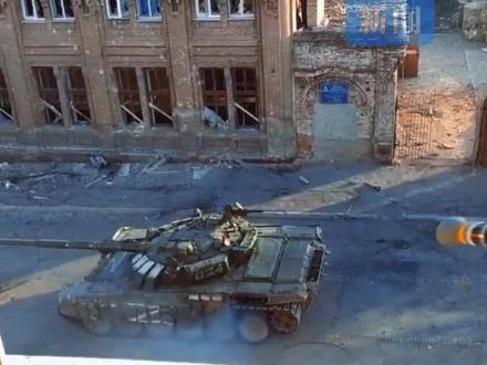 乌军士兵偷袭敌坦克,亲眼看到导弹命中对方却毫无效果,瞬间大吼飙出脏话 #俄罗斯 #乌克兰
