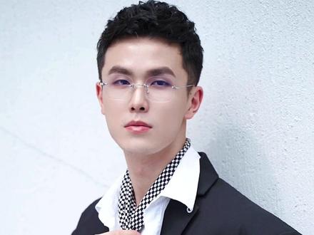 #素人改造总爱穿格子衫的男生#改造 后惊艳他女朋友