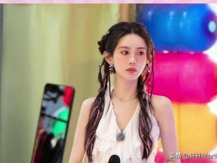 当红小花孟子义行程密集到无暇手术,却凭一句“下个月见”确认回 当红小花#孟子义 行程密集到无暇手术,却凭一句“下个月见”确认回归桃花坞,这背后是怎样的博弈?
5月8日,《#五十公里桃花坞 》官方微博发布孟子义在第五季的告别视频并喊话“期待孟姐回家”,孟子义迅速在评论区留言回应:“不是早就说好了嘛下个月见啦!”这直接确认了她将以飞行嘉宾身份于6月参与第六季的录制。这一回应看似轻松,实则来之不易。近期,孟子义因《三线谜回》《百花杀》等多部S级剧集拍摄与商务活动轮番上阵,档期爆满。其工作强度之高,甚至让常驻综艺《五十公里桃花坞》的导演谢涤葵都曾公开感叹协调其档期之难,#李雪琴 和#徐志胜 也在先导片中调侃“孟姐红到留不住”。
然而,观众对孟子义的回归呼声极高。弹幕中不乏“没有孟姐的桃花坞笑点减半”、“少了她像火锅没蘸料”等评价。导演谢涤葵更盛赞她是节目“不可替代的灵魂开关”。这种从早期争议到如今成为节目温情氛围与笑点担当的蜕变,凸显了她的独特价值。更有网友感慨,她直来直去的性格和金句是节目的“定海神针”。
在光鲜的行程背后,是身体极限的挑战。身高170cm的孟子义,体重一度跌破90斤。据报道,她曾因扁桃体囊肿需要手术,却以“无恢复时间”为由拒绝治疗,仅靠打针消炎硬扛;4月还曾因突发身体不适取消工作紧急就医,次日便火速返工。从“留不住”到“下月见”,这简短确认的背后,是艺人档期、身体状况与观众期待之间的多重拉扯与最终平衡。