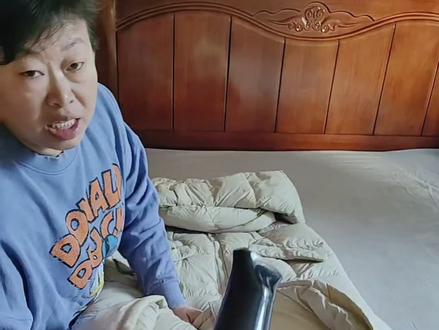 羽绒服洗完晾干后羽绒成团打结,用吹风机吹冷风,找一个工具上下拍打,拍打后羽绒蓬松,分享生活小妙招#保洁#收纳#