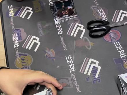 PANINI 的特殊系列,BLACK黑盒系列,小盒子大价钱,一翻一瞪眼👀