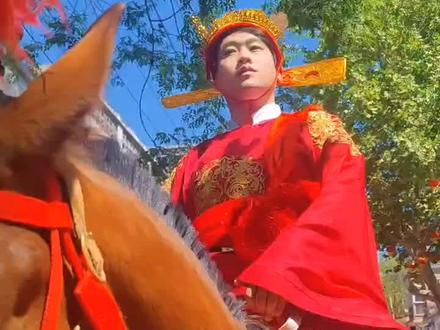 邢台古城状元巡街来了。 邢台清河孙伏伽是唐代第一科状元,也是我国历史上记载完备、有据可查的第一位状元。