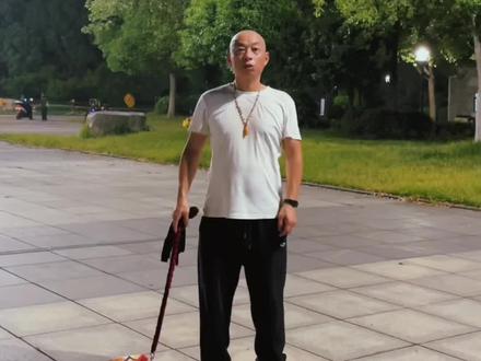 舞龙后8吉祥教程,其中有两个转身步伐:1是左脚后退一步,2是右脚向前跨一步