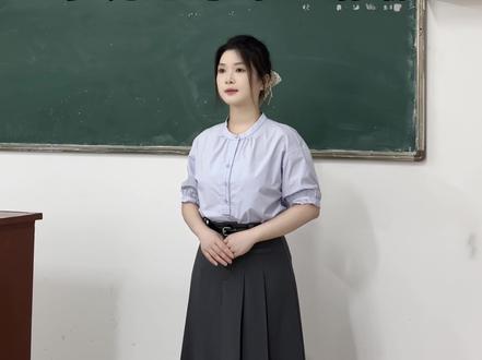 结构化tips✅怎么看待学生用水🔫滋老师事件❓ 教育的本质从来不是非此即彼的选择题,“宽容至上”不等于“纵容错误”,“鼓励为王”也不应成为是非不分的“遮羞布”。我认为,当有学生触犯规则时,教师是可以进行适度的惩戒教育。
一方面,教师的责任是引导而非迎合,是管教而非放纵。40年兢兢业业的林老师,或许不懂得“激励da法”的套路,却用着zui朴素的责任感诠释对教育的敬畏。那不是高高在上的quan威,而是对学生成长的真诚和负责。
同样,学生朝老师滋水事件也能折射出其家庭教育的缺失。苏霍姆林斯基曾说“没有家庭教育的学校教育和没有学校教育的家庭教育,都不可能完成培养人这一ji其细致而复杂的任务。”若家长对孩子的行为缺乏有效引导或过度宠溺,则会导致其规则意识的薄弱。等到孩子长大走向社会,则可能会酿成更大的灾祸。所以家长也应用更理性、更科学的方式去教育孩子,培养孩子的边界感、是非观、责任感和抗挫折能力。
总而言之,在以后的教育工作中。我也会通过召开边界意识为题的主题班会、设立课堂文明公约等形式,培养孩子的边界感和规则意识。愿我们在这个kuai速发展的时代,能够对广大教育工作者少一分苛责与误解,多一些理性和共情。
#教师编制 #结构化面试 #教育 #教师招聘 #教师编制 @抖音小助手 @抖音创作小助手