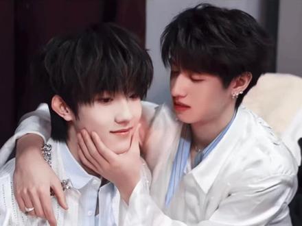 摸摸小饼脸 万事不用愁#朱志鑫苏新皓 #棍铲 #朱苏