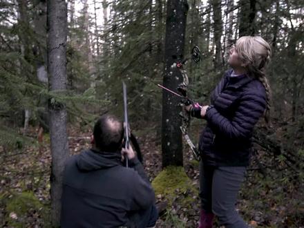 荒野求生的小夫妻,捕捉稀有淡水鳕鱼 #荒野求生 #野外生存 #户外 #纪录片