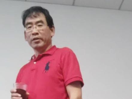 我这年龄还能学吗?别人怎么看?伤膝盖吗?(轮滑、漂移板、陆冲、翼装飞行等)。#轮滑#漂移板#陆冲 #刷街 #年龄 #轮滑