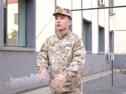 杠上敬礼怎么做?#分解练习方法# 来了,你学会了吗? (杜微、马阿强)