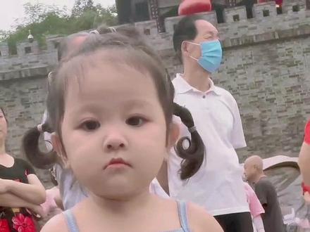 说!肚子里鼓鼓囊囊的装的是啥?!#人类幼崽成长记 #萌娃 @DOU+小助手