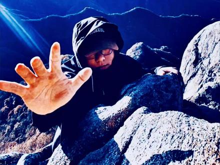 唐王寨 飞来石 位于长安区抱龙峪村,抱龙峪瀑布旁边。距离西安三十多公里,开车一小时可到达登山口。唐王寨海拔一千五百米左右,到飞来石原返路线来回不到七公里,拔高六百米左右。属于一日简单路线,难度系数⭐⭐ 但是山上奇石怪峰别具一格,每年秋季景色也非常漂亮,值得一去的好地方!#保持热爱奔赴山海 #登上山顶看美景 #户外徒步登山 #唐王寨飞来石 #我在山顶吃火锅