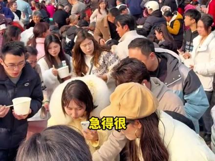 继“摇人按猪”后 呆呆又“闯祸”了 ,计划手写一万份对联送给网友,超十万网友参与互动,活动被迫暂停(来源 青岛新闻网 )#呆呆 #刨猪汤