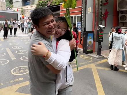 中考结束,考生们飞奔出考场,迎接未来!#2023万州中考