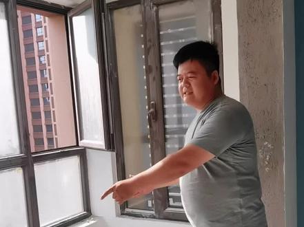 好多抖友在问要不要客厅阳台瓷砖通铺??用心看完你会知道答案#装修 @圣沃装饰 @兰州装修李元霸