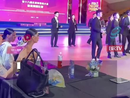 一次摸鱼换来终身不敢摸鱼😂#裁判员 #摸鱼二人组 #拉丁舞 #不要在我寂寞的时候说爱我