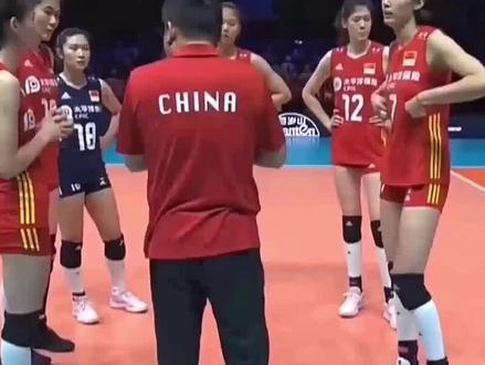 中国女排世联赛14人名单基本敲定,满额参赛无望 为期一个月的北京封闭集训结束后,中国女排在赵勇带领下转战漳州基地开启新一轮备战,这也是队伍第53次来到漳州集训。如今队内仅四名老将随队前往,李盈莹中途离队返回天津养伤,其余集训队员均为00后,最小的选手年仅17岁,球队迎来全面新老更替。小将张籽萱还获国际排联夸赞,被认可为女排去年世联赛跻身八强贡献力量,她的赛场表现备受期待,而李盈莹的伤病恢复情况不明,能否参赛仍存变数。
母亲节当天,队员庄宇珊短暂离队,现身闽超足球赛担任开球嘉宾,当晚便回归集训,并未影响训练进度。世联赛球员注册名单即将提交,报名截止时间为5月13日,中国女排作为东道主已锁定总决赛资格,但无法凑齐30人满额报名。结合现有集训阵容,加上离队的李盈莹,球队最多只能注册20人,临时征召新人磨合时间不足,人员基本确定。
综合集训状态与教练用人思路,世联赛南京站14人参赛阵容已基本明朗。四名老将稳定压阵,张籽萱、陈厚羽表现亮眼锁定席位,吴梦洁、庄宇珊、倪非凡等核心主力也毫无悬念入选。剩余五个名额里,主攻大概率由董禹含、李晨瑄担任;接应替补在唐欣、杨舒茗、季雨潇中,唐欣出战可能性最高;副攻位置竞争激烈,王奥芊基本锁定名额,郭中楠相较金佳宝入选概率更大。
整体来看,女排首站阵容框架已定,后续分站人员调整幅度有限,期待年轻的中国女排在世联赛赛场展现风采。