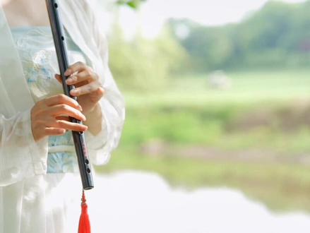 #创作灵感 #诗词 #唯美诗词 唐代民间工匠在瓷器上刻下了“君生我未生,我生君已老。君恨我生迟,我恨君生早”的诗句。经过后代无数人的再加工,这一版本成为了经典。@抖音青少年