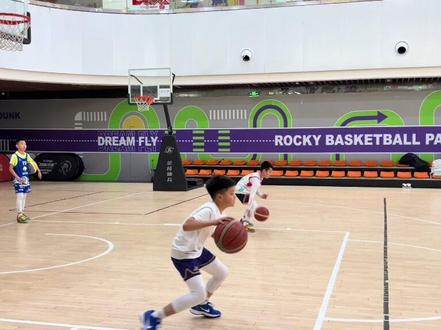 小朋友们的训练日常 行进间节奏控球训练#篮球控球训练